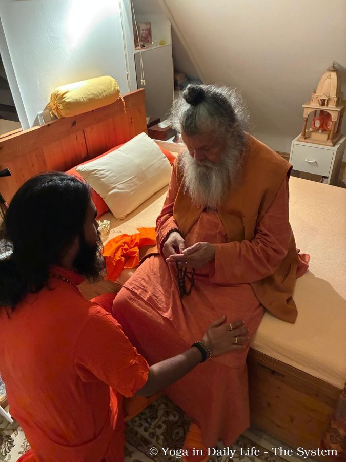 Vishwaguruji bestows His Rudraksha Mala on Swami Avatar Puriji