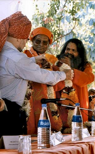 President honours Paramhans Swami Madhavanandaji with a flower garland