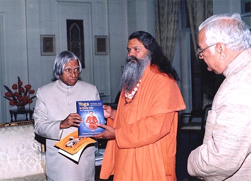 Mahamandaleshwar Paramhans Swami Maheshwarananda and His Excellency Dr. A.P.J. Abdul Kalam, President of India