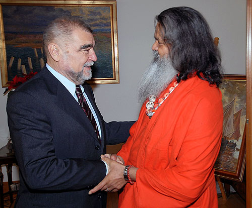 H. H. Vishwaguru Mahamandaleshwar Paramhans Swami Maheshwarananda meets H. E. Stjepan Mesic, President of the Republic of Croatia